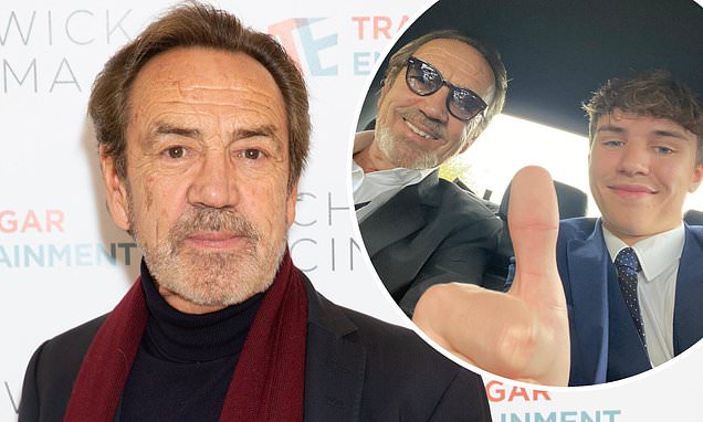 'I need to detox from the stresses of social media': Robert Lindsay announces he's quitting Twitter | Daily Mail Online