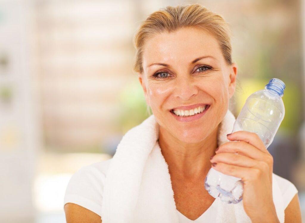 Drinking Habits That Speed Up Belly Fat Loss in Your 50s, Say Dietitians — Eat This Not That