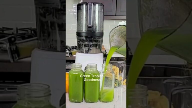 Drink Green Juice Daily to reduce inflammation and boost overall health #juicing #juicerecipe