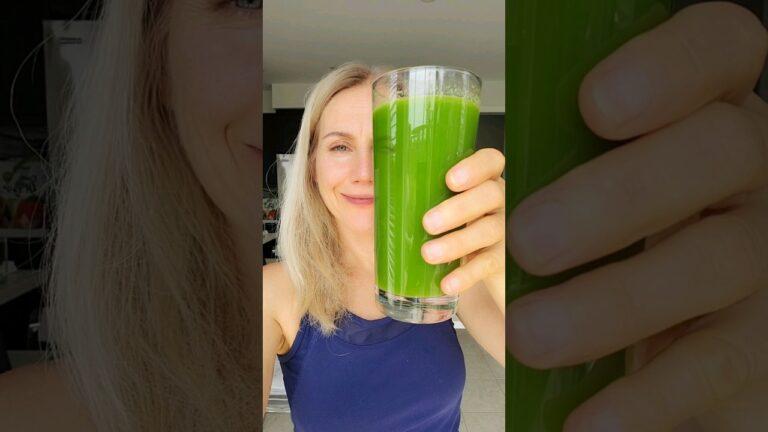 Detox and reduce inflammation with this green juice #juicing #juicerecipe #immunity