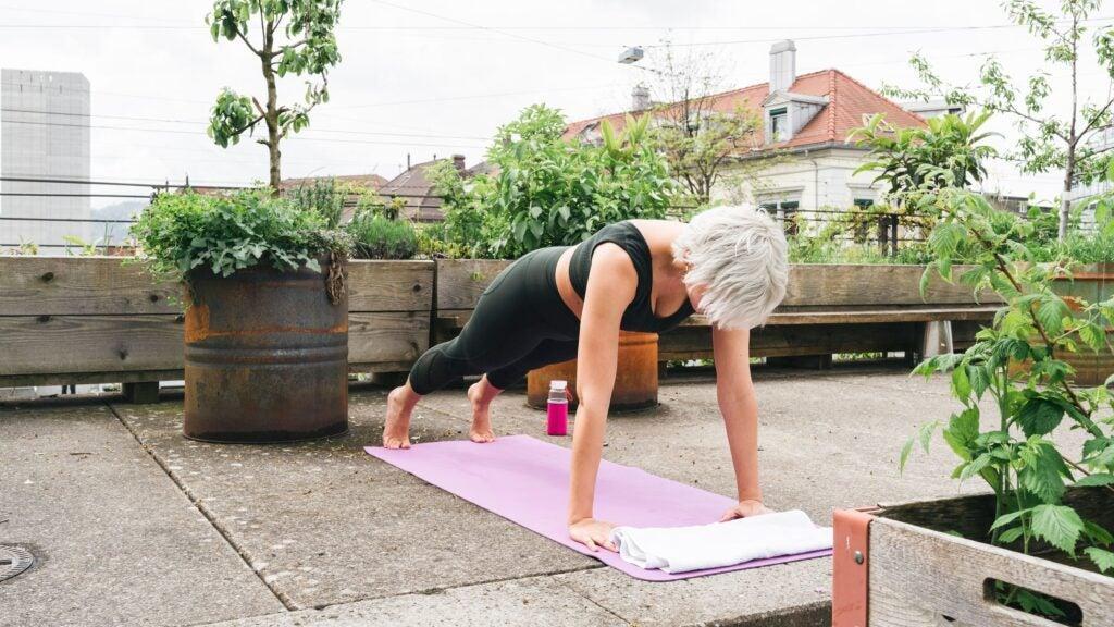 This Core Workout Is Only 4 Moves—and Doesn’t Require Any Equipment - Yoga Journal