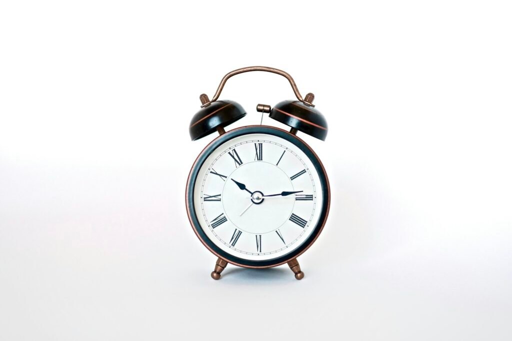 Round black and white analog alarm clock