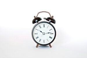 Round black and white analog alarm clock